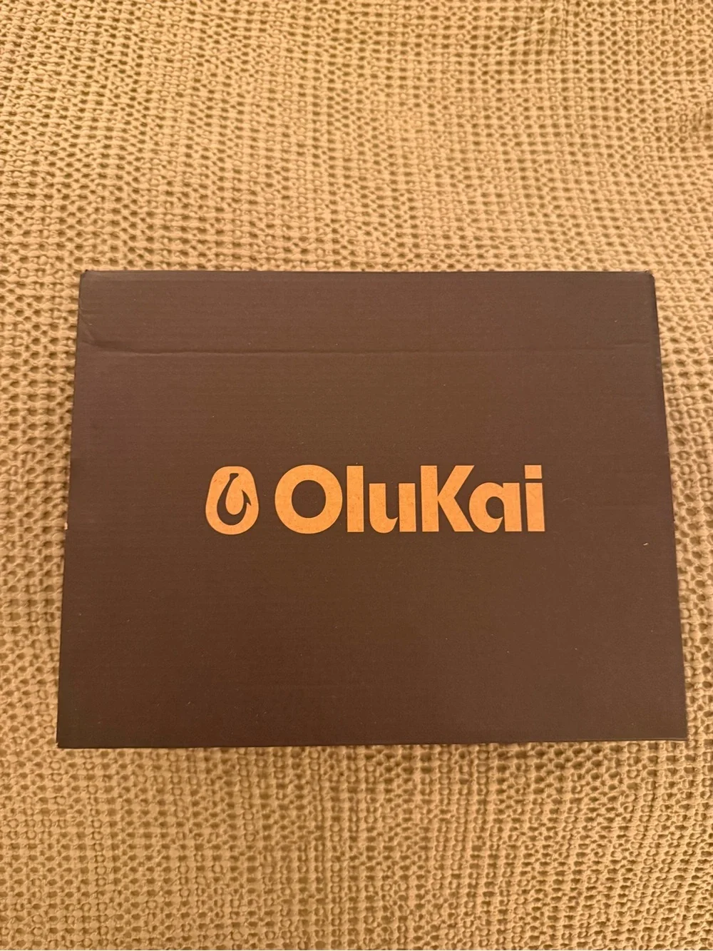 OluKai Tuahine Beach Sandals Size 9 - Dark Wood